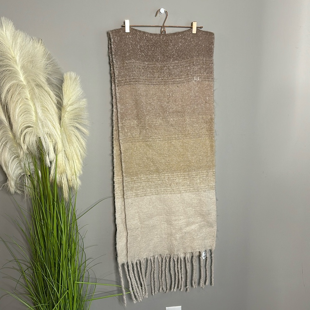 H&M Nuetral Chunky Scarf